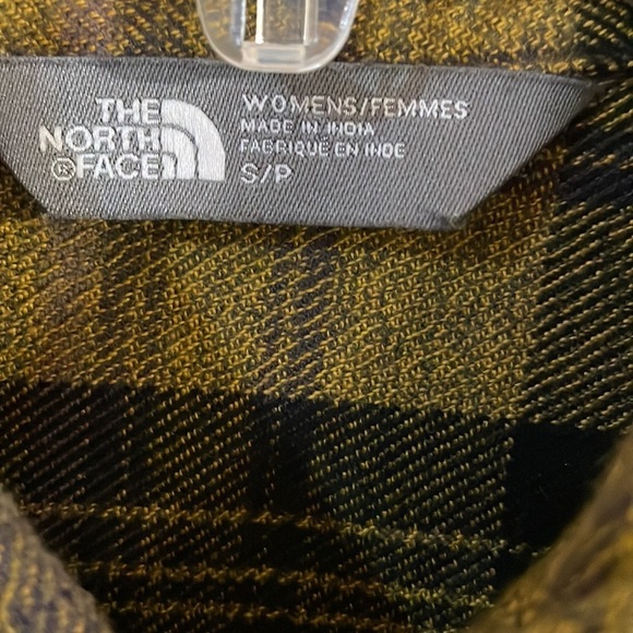 Northface Women’s Flannel Size Small Black Gold Plaid button down shirt jacket - Picture 3 of 5